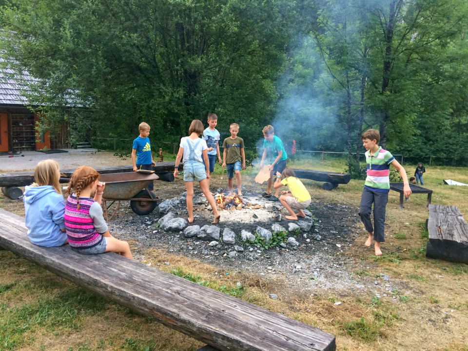 Kinder beim Lagerfeuer im Sommercamp