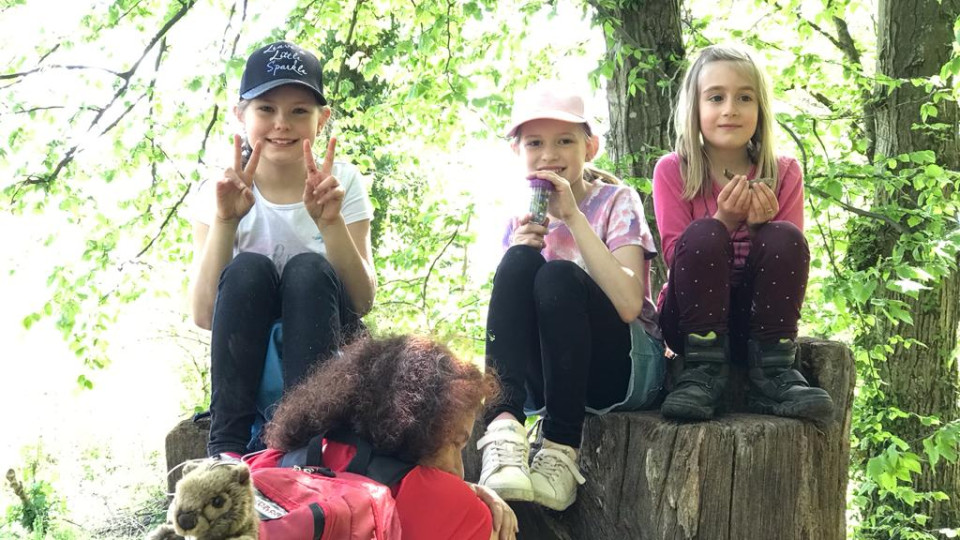 Kinder mit Betreuerin in der Natur