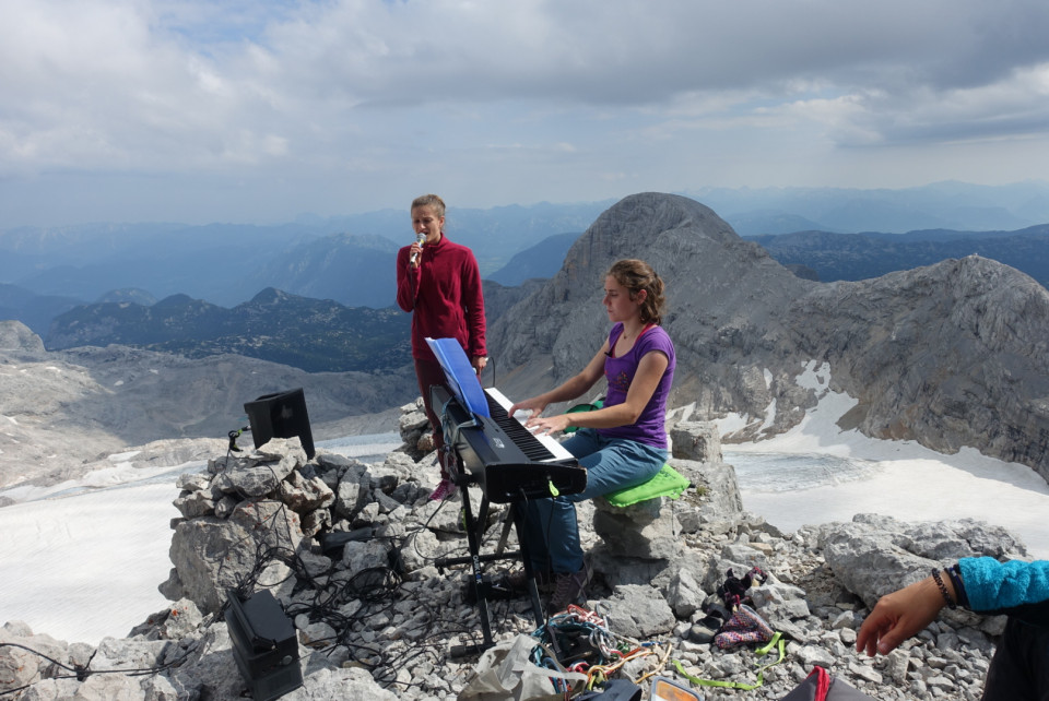 Pianistin und Sängerin musizieren am Berg