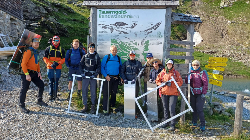 Gruppe wandert im hochalpinen Bereich