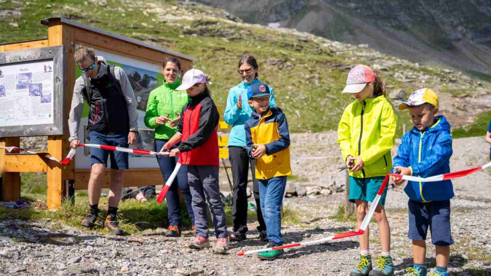 Kinder schneiden mit Scheren Band durch