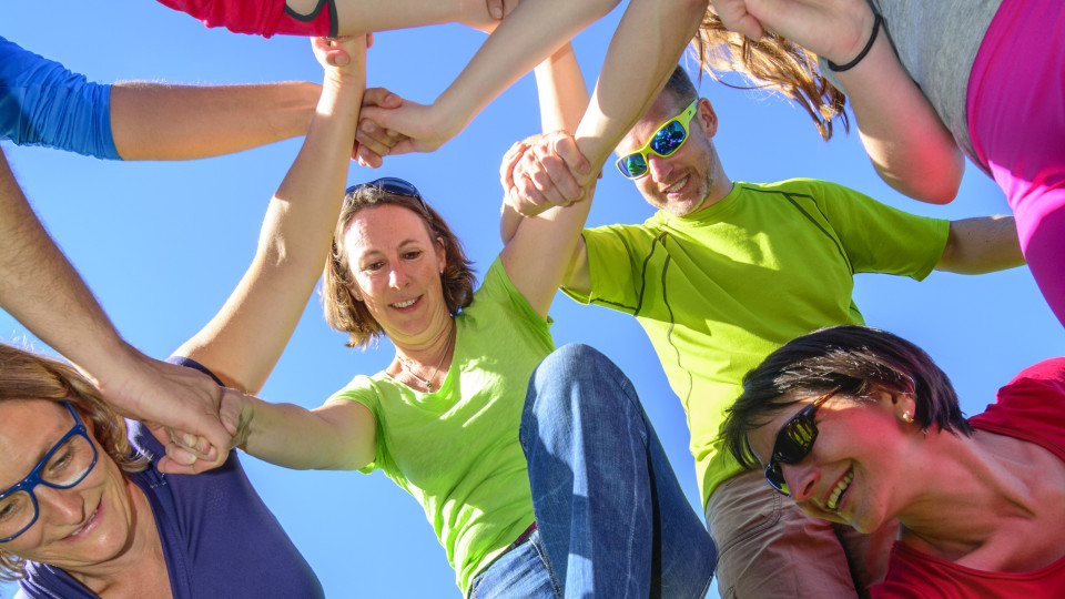 Personen bei der Lösung einer Team-Building-Aufgabe