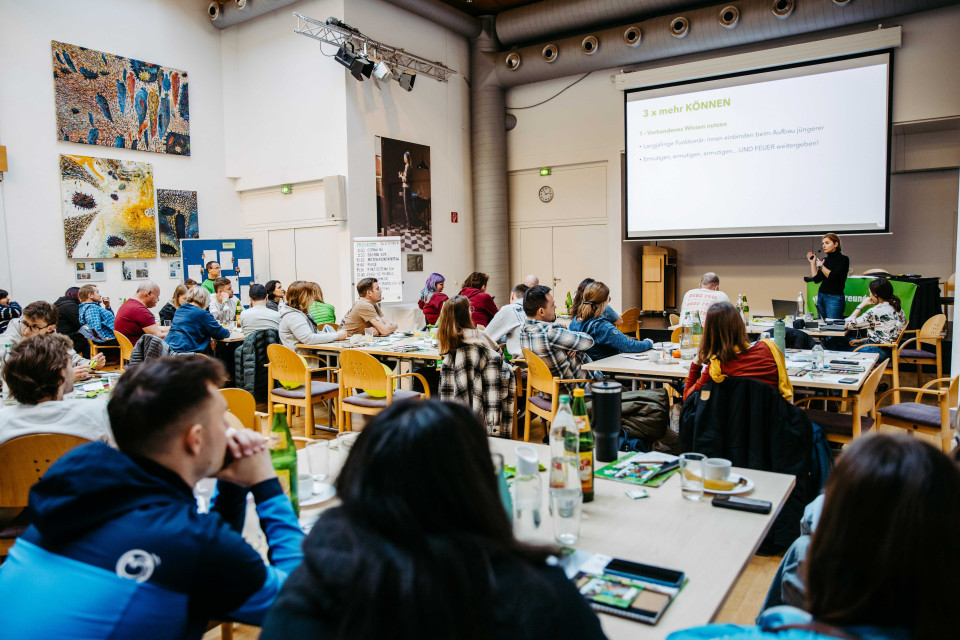 Teilnehmer*innen hören der Referentin zu