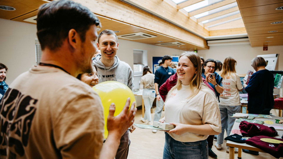 Junge Leute im Gespräch